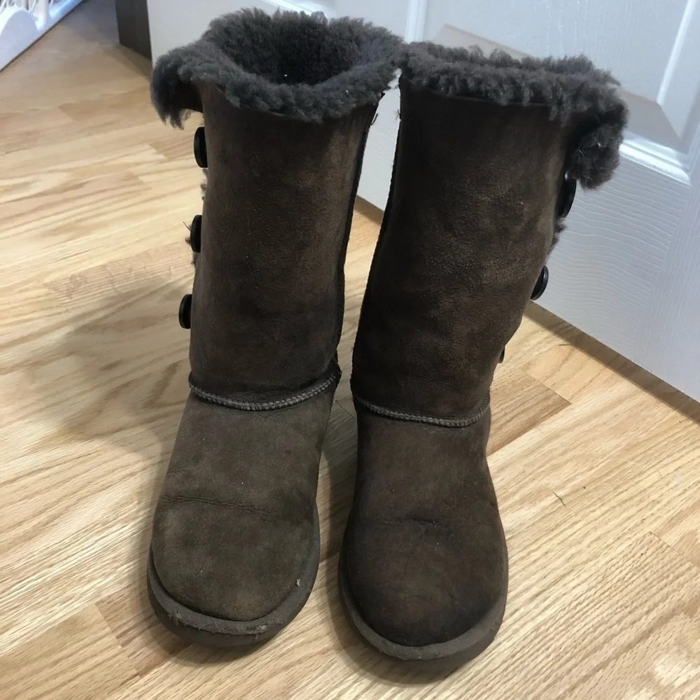 Ugg Bailey Triple Button Boots Sz 4 Brown Suede Leather Youth Girls Kids